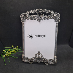 กรอบรูปโลหะพรีเมียม ดีไซน์หรูหราสำหรับตั้งโชว์บนโต๊ะ โดย Tradebyd - Product Image 2
