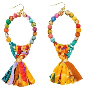 Pendiente de madera con forma ovalada multicolor, cuentas de tela Kantha para uso en joyería - Product Image 1