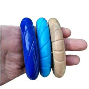 Bracelets en résine faits à la main, bijoux artistiques avec un charme antique et un motif de style ange pour femmes - Product Image 1