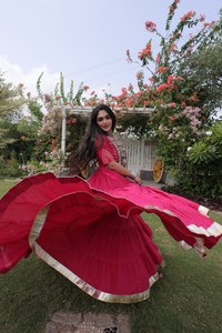 Costume Anarkali traditionnel indien pour femmes, en coton rouge, long jusqu'au sol, avec choli brodé, coupe ample, tenue ethnique pour mariage - Product Image 3