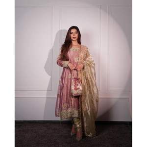 Vestido de Noche de Diseñador con Perlas Hechas a Mano, Vestido de Fiesta con Dupatta Incluida - Product Image 3