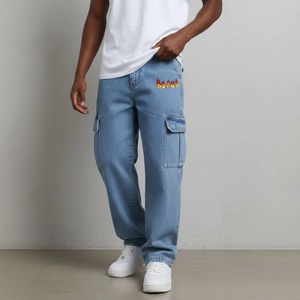 Jean cargo bleu clair pour homme avec logo flamme brodé sur la jambe droite, taille mi-haute, style décontracté d'été, plusieurs poches, respirant - Product Image 1