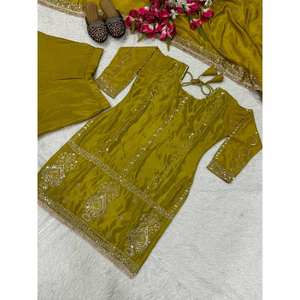 Ensemble haut-bas et dupatta en satin pour soirée, avec broderie élégante - Product Image 1