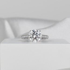 แหวนเพชรทรงกลม 3 กะรัต D VS1 ได้รับการรับรองจาก IGI เพชรเพาะเลี้ยงในห้องปฏิบัติการ ประดับเพชรรอบวงแบบซ่อน 14k ทองคำขาว - Product Image 3