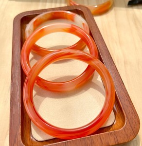 Ensemble de bracelets en résine faits à la main Timeless Craft TS-581, motif tourbillon rouge-orange, forme ronde, finition brillante, réalisés avec la technique de glaçure - Product Image 1