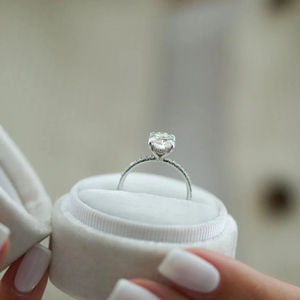 Anillo de Moissanita de Oro Blanco de 14K con Engaste Pavé, Diseño de Moda, Corte Ovalado, Halo, Catedral, Eternidad, Compromiso, Aniversario, Propuesta, Regalo - Product Image 6