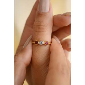 Bague Statement Trinity en Or Jaune 18 carats avec Rubis et Diamants VVS1 Certifiés IGI - Product Image 3