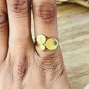 Bague géométrique minimaliste très tendance en laiton plaqué or 18 carats pour femme, motif cercles multiples empilables, vente en gros - Product Image 4