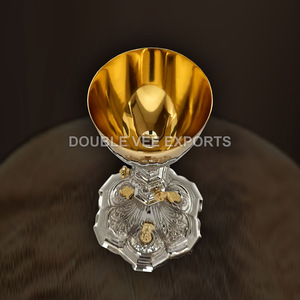 Cáliz y Patena de Latón Macizo con Adornos |   Juego de Comunión Decorativo – DOUBLE VEE EXPORTS - Product Image 4