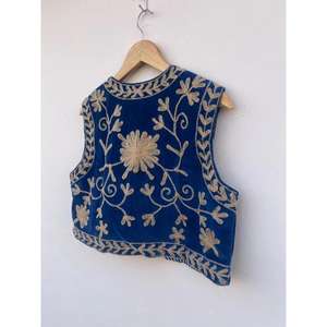 Gilet traditionnel bleu en coton brodé de fleurs, style Suzani, manteau court vintage respirant, cadeau pour elle, vêtement d'extérieur chaud - Product Image 6