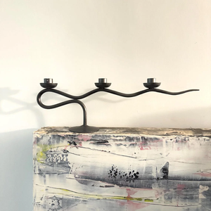 Candelabro Moderno de Hierro Forjado Negro Mate de 3 Brazos con Diseño Ondulado, Soporte Artesanal de Metal Abstracto para Velas, Duradero para el Hogar en Navidad - Product Image 1