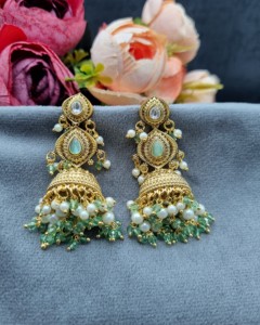 Pendientes Jhumka con Perlas Delicadas y Cristales en Forma de Gota, Chapados en Oro, para Fiestas y Eventos Étnicos, Colección de Joyería Festiva - Product Image 4
