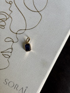 Pendentif unisexe classique géométrique en or jaune 14 carats avec saphir bleu naturel taille émeraude serti clos, idéal pour le quotidien - Product Image 2