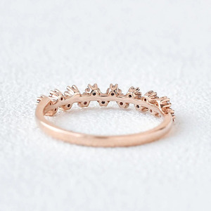 Anillo Apilable de Oro Rosa con Diamantes Florales Cultivados en Laboratorio - Product Image 4