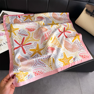 Écharpe carrée en soie tendance pour femme - Bandeaux d'été, hijabs, foulards et bandanas - Durable et doux pour la peau - Product Image 4