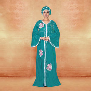 Kaftan en rayonne élégant avec broderies, détails en dentelle contrastante, manches évasées, empiècements doux, robe modeste pour l'Aïd, le Ramadan et le quotidien - Product Image 2