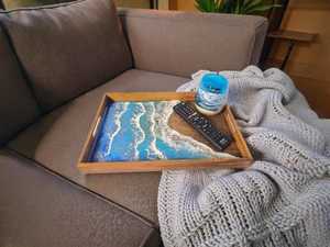 Plateau de service artisanal en bois et résine, design océanique, personnalisable, moderne, pour hôtel, maison, café – Tendance actuelle et de qualité supérieure - Product Image 3