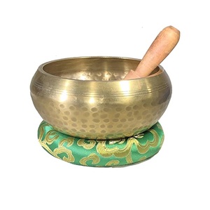 Ensemble de trois bols chantants tibétains en laiton martelé à la main, design traditionnel, finition dorée rayonnante, décoration luxueuse pour la maison - Product Image 3
