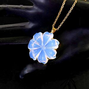 Collar con colgante de flor de opalita natural para mujer, colgante floral de cristal de opalita tallado a mano, hecho a mano, venta al por mayor - Product Image 1
