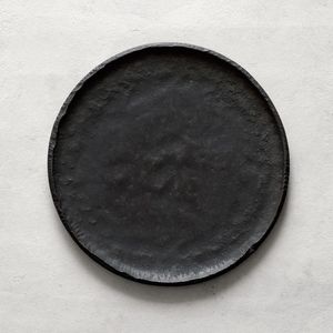Assiette ronde en céramique noire artisanale avec motif texturé radial, écologique et compatible lave-vaisselle, pour une décoration moderne de la salle à manger - Product Image 3