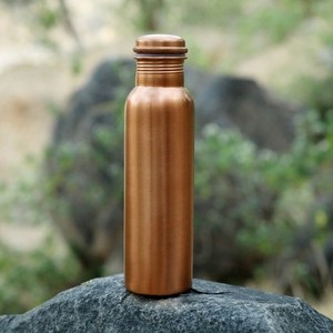 Bouteille d'eau en cuivre pur de luxe moderne haut de gamme, mince, faite à la main, ayurvédique, anti-fuite, réutilisable, écologique, grande capacité - Product Image 1