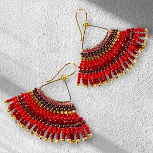 Pendientes de abanico con cuentas hechos a mano, joyería de moda de metal en tono rojo dorado, diseño exquisito - Product Image 1