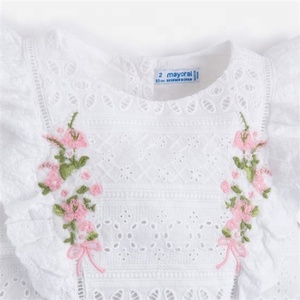 Haut blanc tendance de printemps pour filles, nouvelle collection 2020, avec belle broderie, à volants, manches courtes, chemisier parfait et mignon pour votre Cutie Pie - Product Image 2