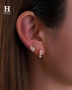 Pendientes Huggie de Oro de 14K con Tres Diamantes, Fabricante de Joyería Fina de Lujo - Product Image 4