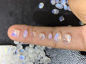 Vente en gros de cabochons en pierre de lune arc-en-ciel certifiés IGI, petites pierres précieuses naturelles en vrac pour la création de bagues - Product Image 1