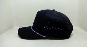 Casquette de golf noire personnalisée en gros à 5 panneaux avec corde, découpe laser perforée, logo en patch PVC, profil moyen et visière pré-courbée - Product Image 4
