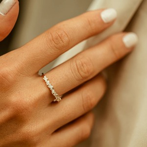 แหวนเพชรทรงมาร์คีส์เฉียงและทรงกลม เพชรเลี้ยงในห้องปฏิบัติการ ทอง 14K แหวนแต่งงาน ดีไซน์ทรงกลมแบบเรียงกัน ตัดเจียระไนสวยงาม โดดเด่นเป็นเอกลักษณ์ เครื่องประดับที่ยั่งยืน - Product Image 4