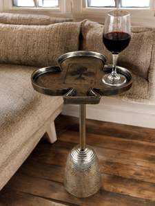 Table d'appoint en métal unique, conçue pour mettre en valeur les thèmes décoratifs tout en offrant une surface pratique pour les objets essentiels - Product Image 3