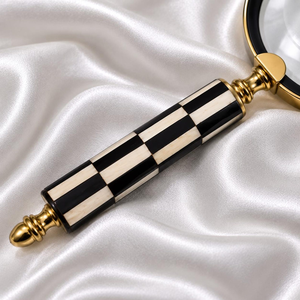 Loupe portative écologique à poignée noire et crème à motif damier, design antique sculpté à la main, en résine et os, artisanat - Product Image 3