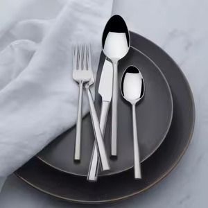 Ensemble de couverts en acier inoxydable au design moderne, idéal pour une salle à manger tendance et un look de cuisine épuré - Product Image 5