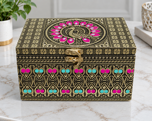 Caja de Madera Hecha a Mano con Detalles en Meenakari para Frutos Secos, Juego de 2 Frascos |   Caja Organizadora de Regalos Plegable con Grabado en Relieve de Plumas de Pavo Real en Latón - Product Image 2