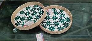 Elegante juego de bandejas redondas de ratán con incrustaciones de nácar hechas a mano, decoración de lujo asequible para el hogar de la India - Product Image 4