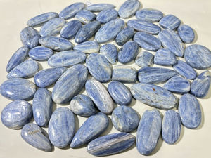 Cristaux de cyanite bleus naturels polis à la main sculptés à la main Vente en gros pour la décoration de pierres précieuses d'énergie de guérison Chakra Pierres précieuses en vrac - Product Image 4