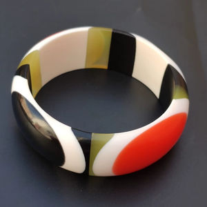 กำไลเรซินเป็นประเภทหนึ่งของกำไลข้อมือที่ทำจากเรซิน ซึ่งเป็นวัสดุสังเคราะห์ที่มักใช้สำหรับงานประดิษฐ์ - Product Image 1