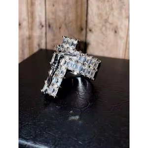 Anillo de lujo con diamantes baguette en forma de cruz - Product Image 1