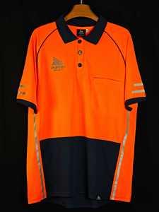 Polo de travail haute visibilité orange personnalisé pour homme PUFFIN SPORTS avec bandes réfléchissantes et poche, uniforme unisexe en polyester - Product Image 1