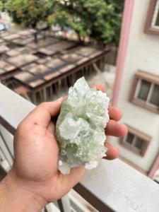 Cristal de Cuarzo Verde Natural Tallado en Forma de Racimo |   Piedra Mineral Curativa Premium para Decoración Navideña - Product Image 2