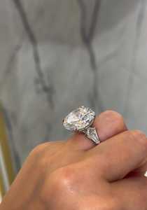 Bague de fiançailles en diamant de laboratoire rond de 10 carats : trois pierres, diamants accentués en forme d'aile de cerf, certifiée IGI - Product Image 2