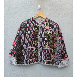Chaqueta acolchada de algodón hecha a mano con estampado floral y botones al frente, abrigo de invierno para mujer, regalo para ella. - Product Image 1