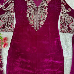 Modèle fantaisie Salwar Kameez en trois pièces en velours de travail de broderie lourde du fournisseur indien pour vêtements de fête disponibles à la vente - Product Image 2