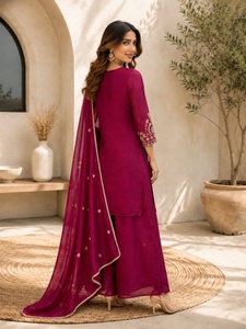 Costume de mariée Salwar très demandé pour les mariages et les fêtes, provenant d'un fournisseur indien, disponible à prix de gros. - Product Image 3