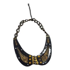 Collier artisanal en résine fantaisie à perles irrégulières avec fermoir à vis, collier tribal moderne en perles, bijoux artisanaux en résine - Product Image 1
