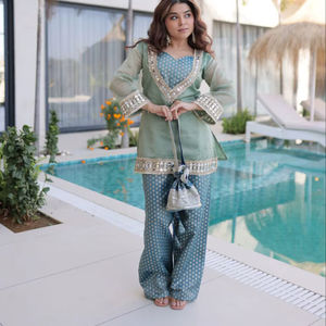 Conjunto de top y pantalón de tela Salasa con espejo y encaje, listo para usar, con Batwa disponible para la venta desde India. - Product Image 1