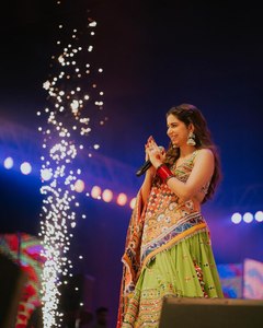 Lehenga Choli de Seda Estampada Multicolor para Mujer con Dupatta |   Vestido Tradicional Gujarati Garba para Festivales y Fiestas - Product Image 2