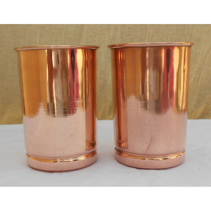 Vaso de cobre sin costuras con superficie pulida y agarre ergonómico, ideal para bebidas saludables o aguas infusionadas. - Product Image 1