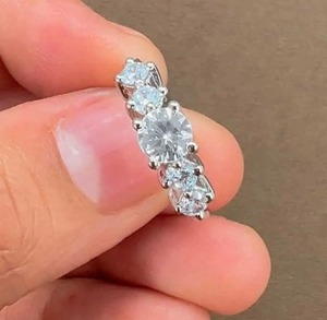 Anillo de compromiso de oro blanco para mujer con diamantes redondos, engaste de púas, estilo clásico, banda de cinco piedras - Product Image 4